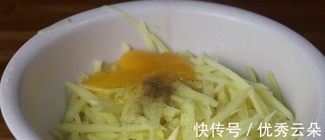 早餐|土豆别再炒土豆丝了,教你1个新吃法,几分钟就能搞定早餐!