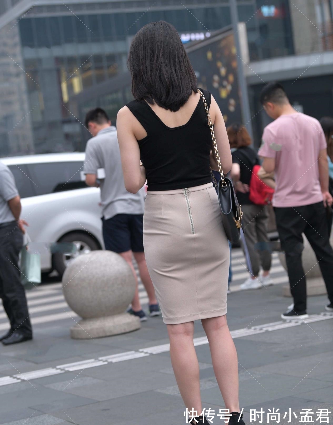 小背心 高级气质穿搭,黑色背心搭配高腰中长裙,尽显强大气场