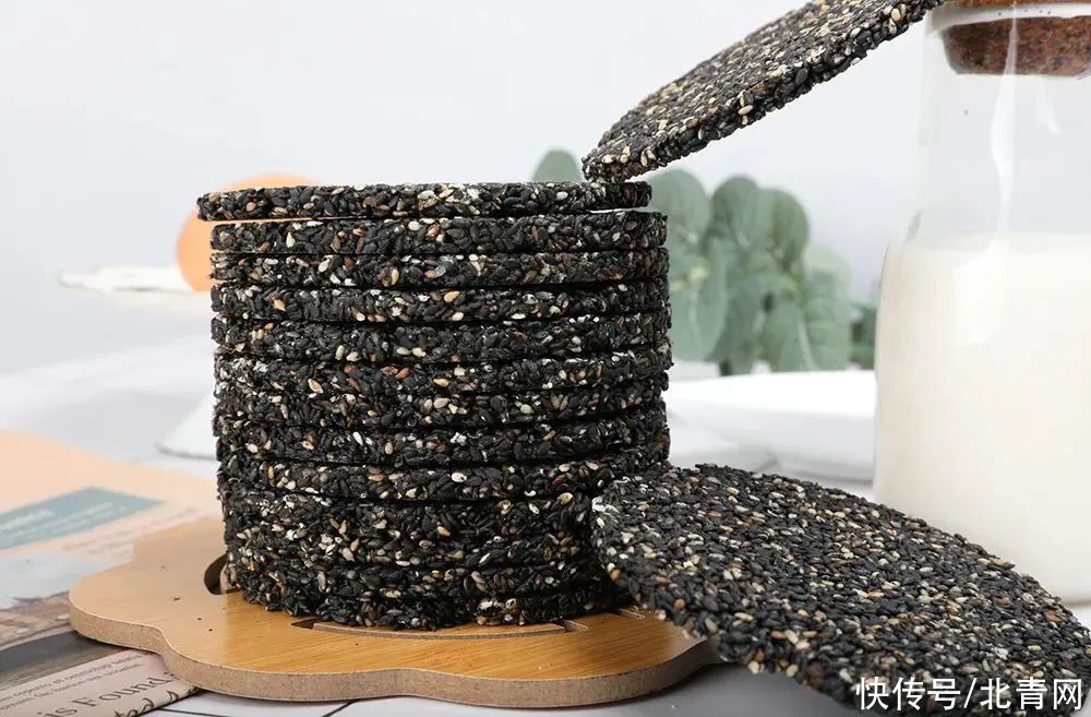 黑芝麻饼|补钙比牛奶还厉害！经常吃点它，健脑补钙，一口又香又脆