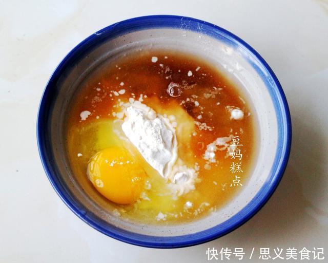 睡前拌好面糊，早上起来花3分钟一煎，这早餐饼又软又香