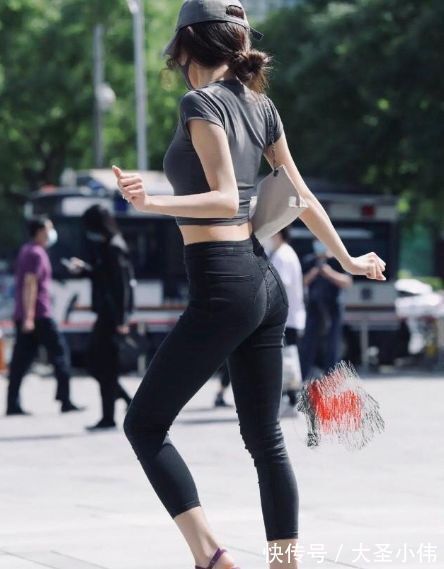 美女|美女街拍:紧身牛仔裤透气又时髦,小姐姐穿它出门,彰显出不羁的感觉