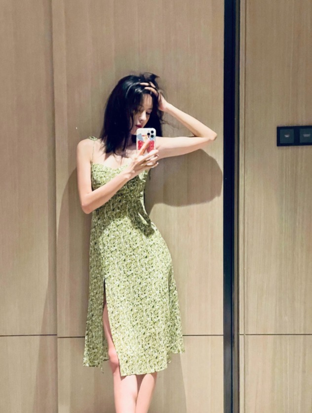 造型|张予曦真洋气,白衬衫配黑西装干练利落,秀出“漫画腿”真让人酸