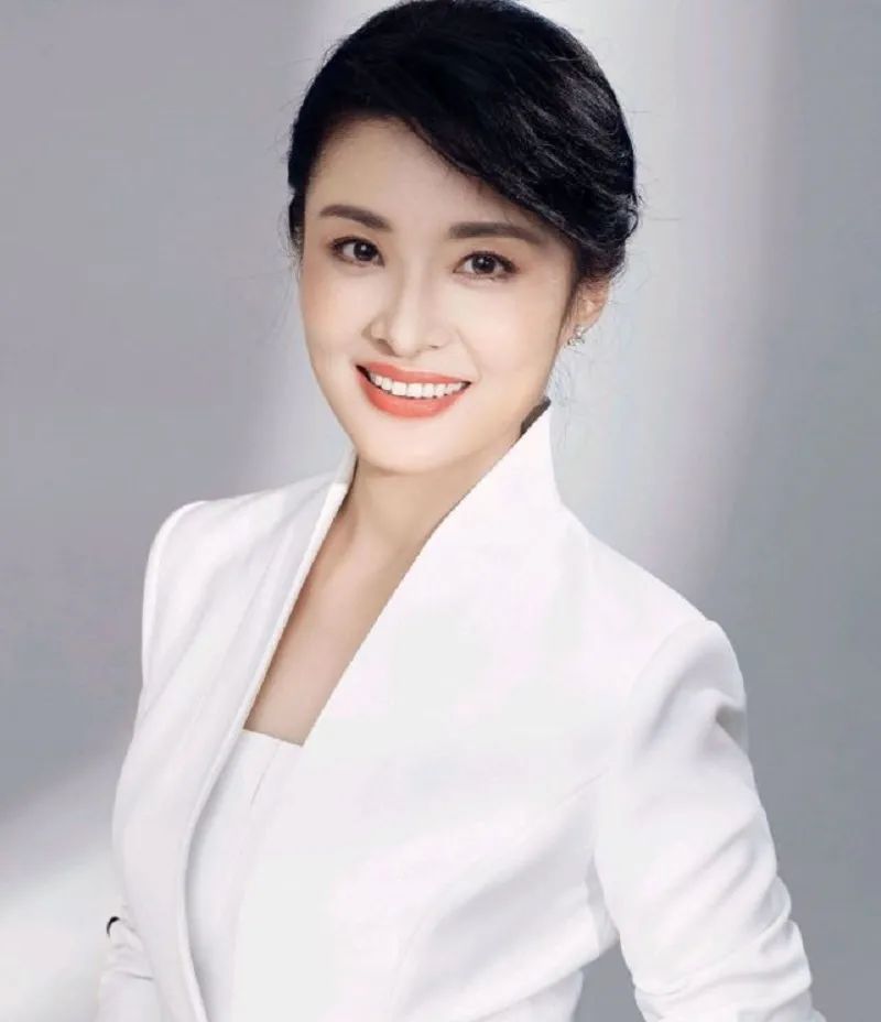 连续主持16届春晚,拿遍主持界所有奖项,她为何这么牛?