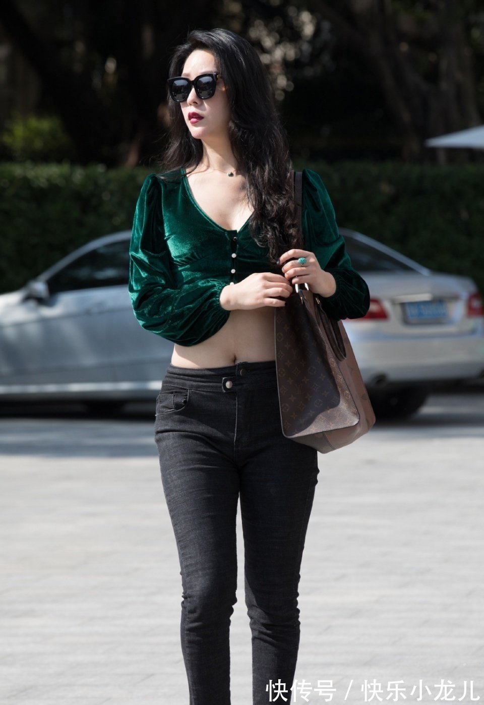 气感 绿色V领衫真亮眼,搭配细高跟鞋,看上去时尚又可爱