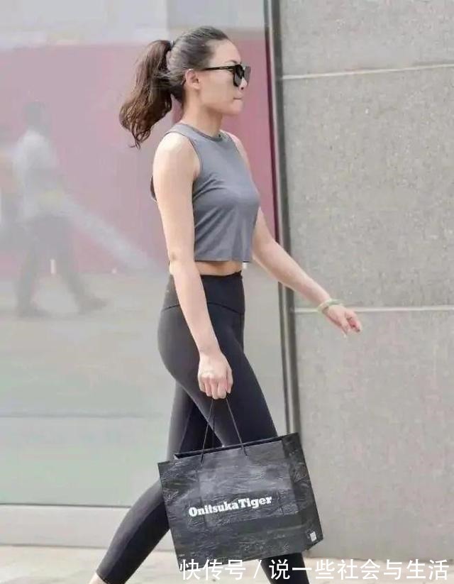 美女 “露胃”瑜伽裤的美女,用心挑选出合身的版型,搭配容易!