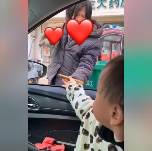 感恩|三岁娃看到捡垃圾奶奶，随手的这个举动，给父母上了一堂生动的课