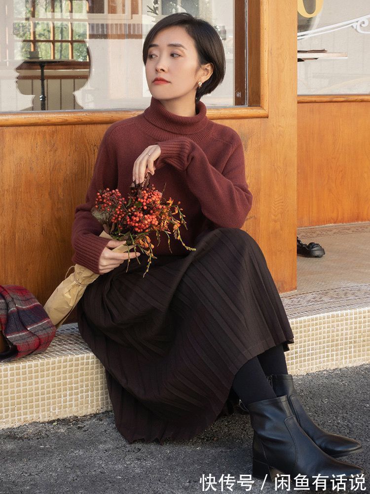 毛衣|有气质的中年女人,在冬天喜欢穿“毛衣+百褶裙”,优雅有女人味