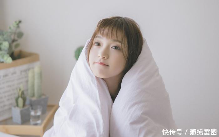 清纯丨慵懒水嫩美女高清写真，人见人爱的俏皮小美女