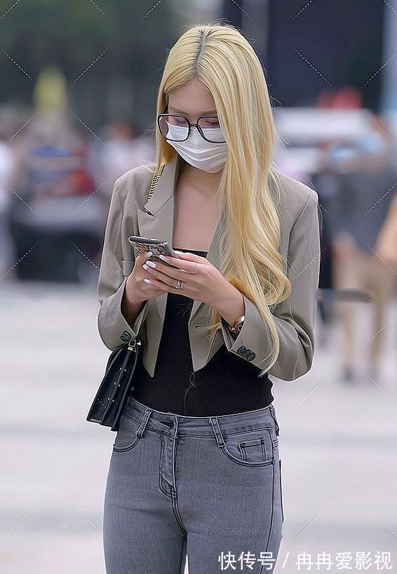 前卫|短洋装配灰色牛仔裤,前卫而摩登,魅力十足