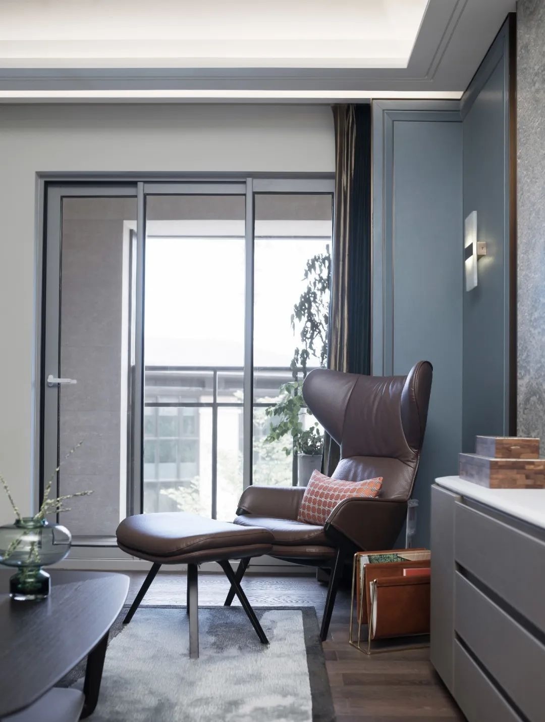 布置|900㎡现代轻奢,蓝绿色墙面+端庄软装,诗意档次!豪宅有人看吗?