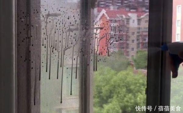 香烟|纱窗脏了根本不用拆下来洗,只需用一根香烟,纱窗立马干净如新