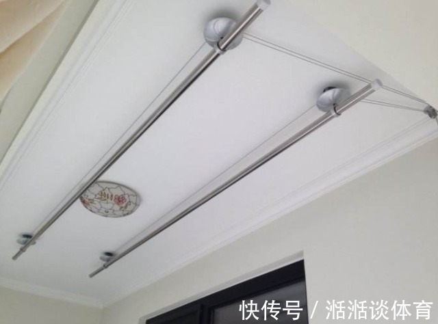 晾衣杆|老公装修阳台时,硬把晾衣杆装在一边,入住才知道有多实用!