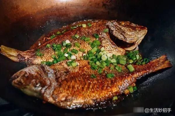 洗衣服时加点这个，连搓一下都不用，衣服立刻干净如新