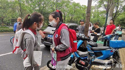 全班同学|进考场前全班同学人手一只彩虹糖，与送考老师拍张合影照