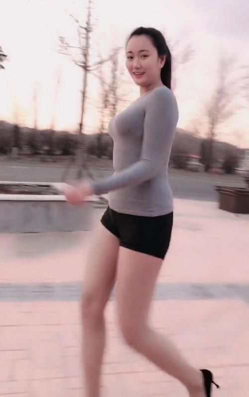T恤|高挑的美女,穿上紧身T恤出街,演绎“微胖女神”魅力