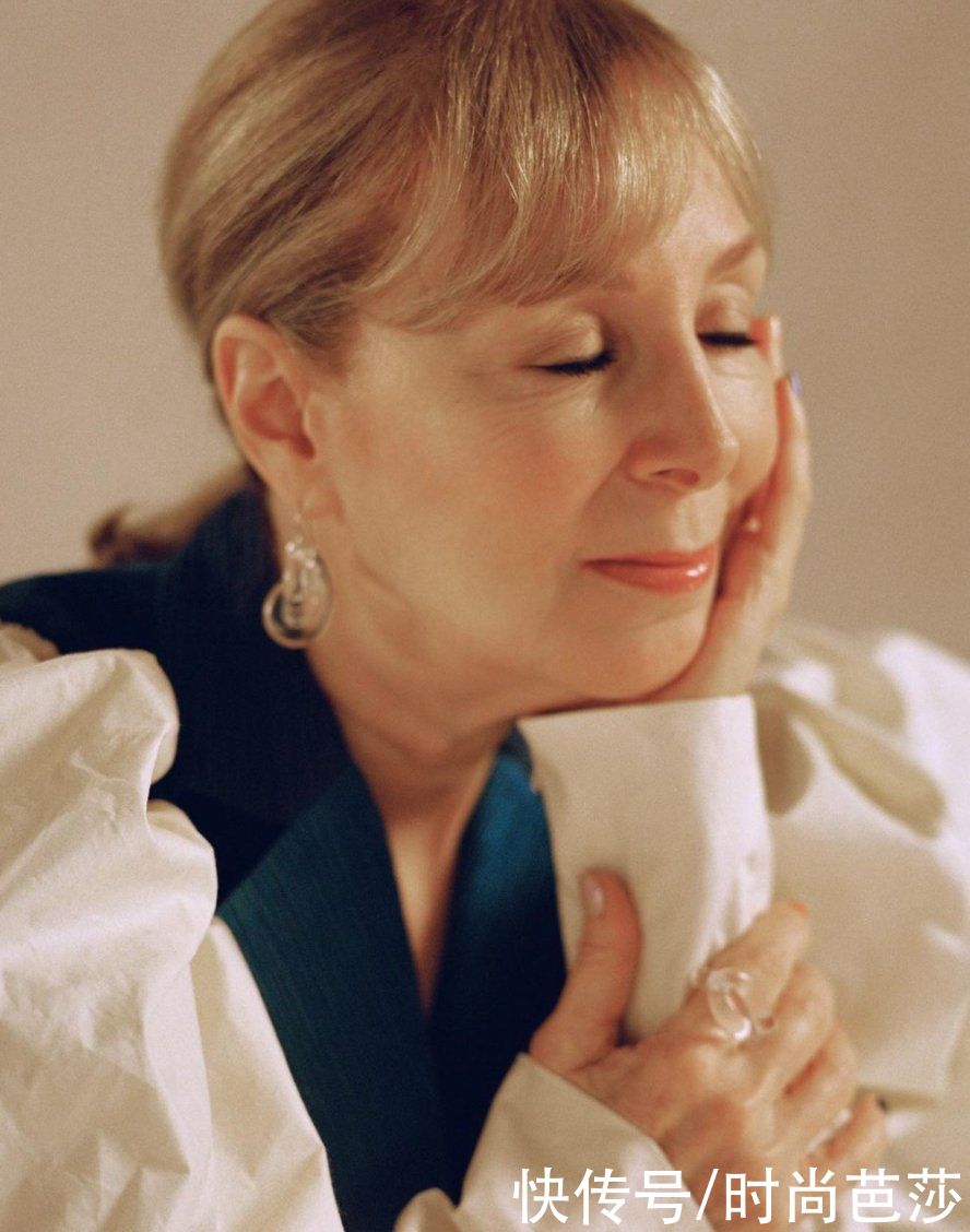 看到Jennie晒手上的戒指，终于找到原因了