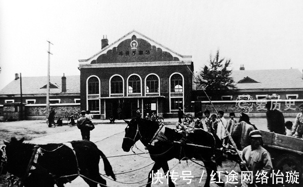 汤岗子温泉|汤岗子温泉80年代老照片：女子把自己埋入泥里 坐着水坑前泡脚