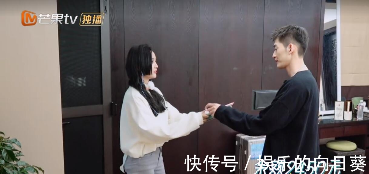 节目组|吴宣仪当导游不走心暴露剧本，节目组为了圆场只能把张翰也拉下水！