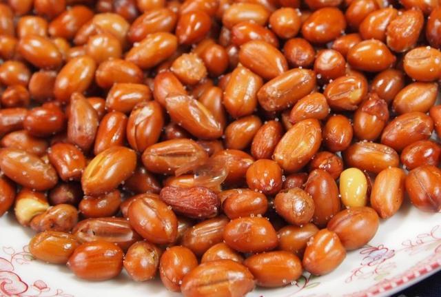 炸花生米时,直接下锅是不对的,学会几个小技巧,花生米又香又脆