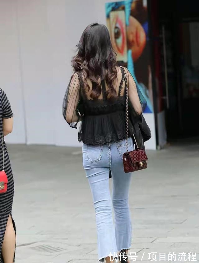 牛仔裤 蕾丝吊带衫搭配牛仔裤,绽放女人的知性与美丽!