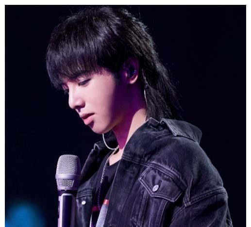 作为“天娱一哥”的他，一人养活两家公司，他被龙丹妮捧在手心，他是谁？