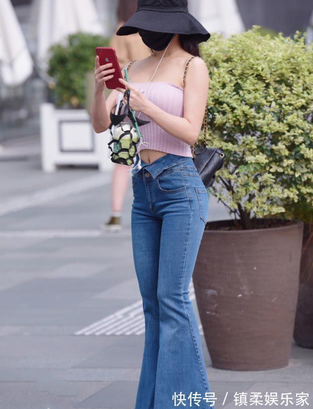 小姐姐 粉色迷你吊带衫搭配牛仔喇叭裤,青春可爱,美丽大方