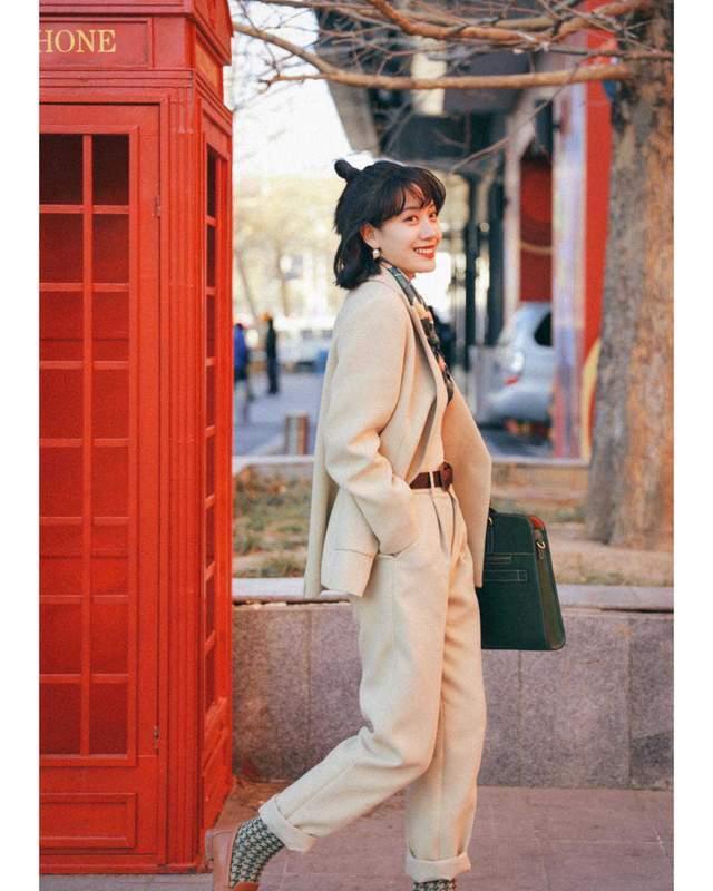 连衣裙 西服不一定配T恤，用抹胸上衣、打底衫和连衣裙搭配，更好看