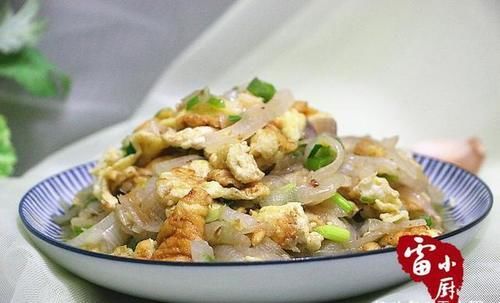 这个菜一斤不到两块钱，一个能炒一大盘，能清理血管，很适合老人