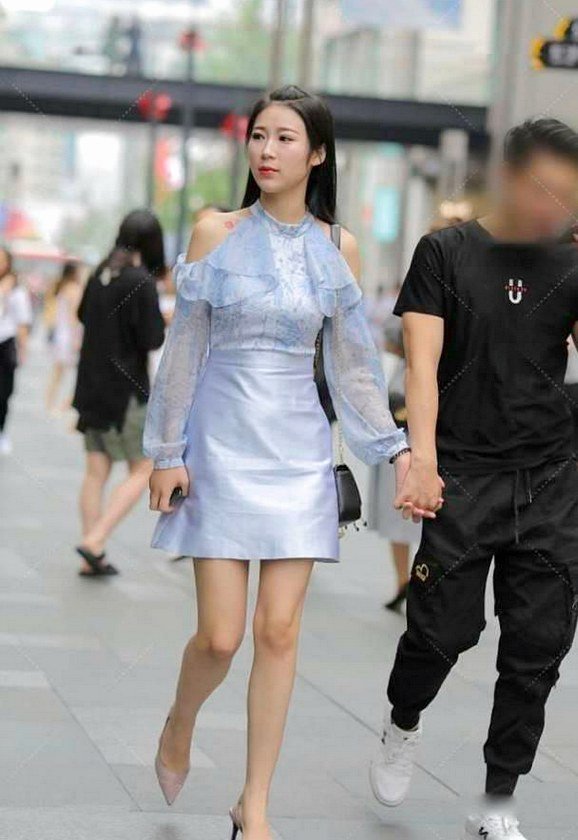 连衣裙|浅色连衣裙搭配粉红色高跟鞋,走出自己的风格!