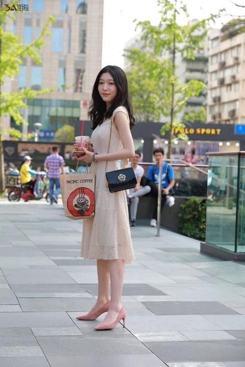 吊带紧身连衣裙,展示性感好身材,时尚潮流有魅力