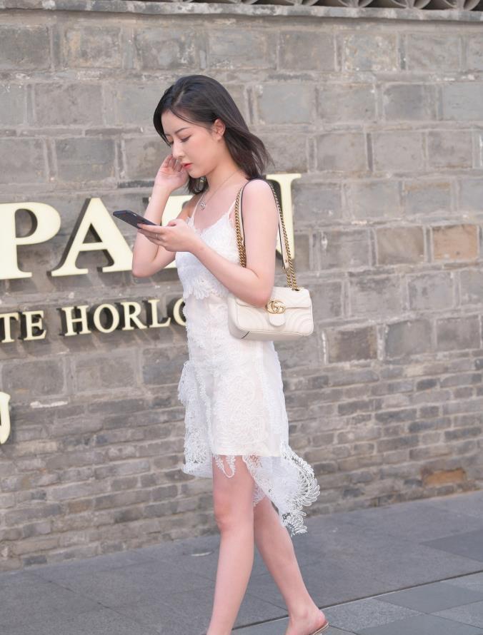 搭配 牛仔裤搭配白色短款上衣,穿搭清纯时尚,少女气息十足