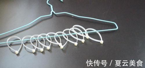 袜子|衣架上绑几根扎带, 放阳台上太实用了, 解决了困扰大家的一个难题