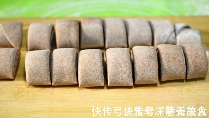 只需一根筷子，轻松做出层次分明，松软香甜的花卷，家人特爱吃