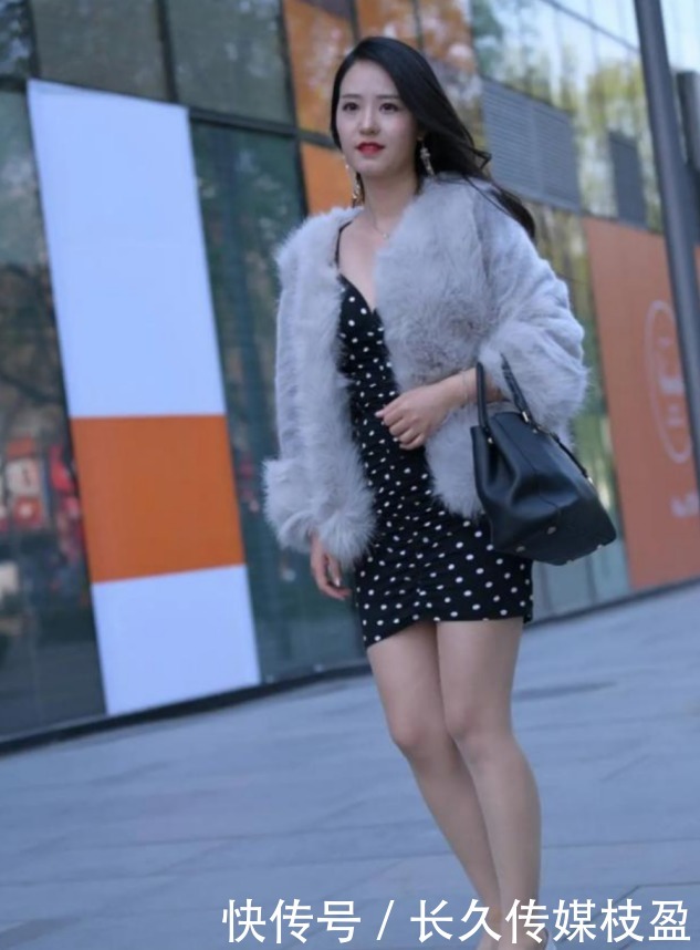 女人|成熟女人穿貂配短裙,皮肤白皙惹人爱,一双美腿真吸精睛!