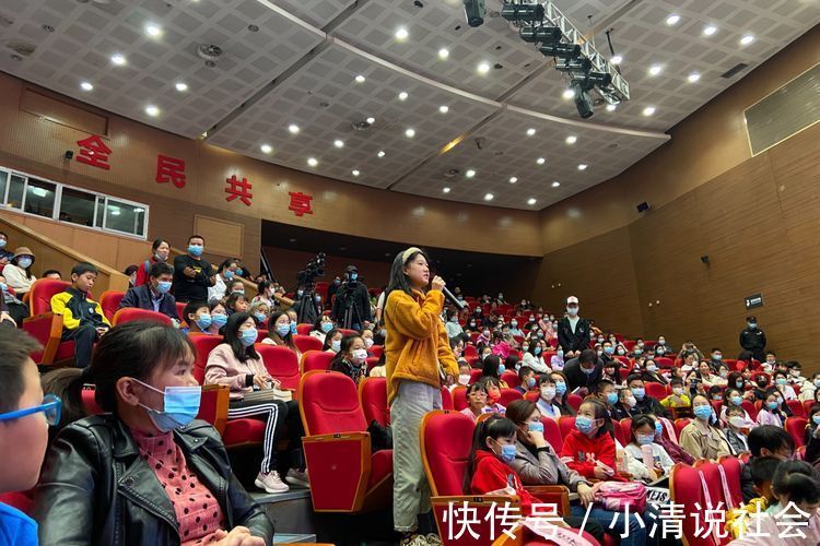 童年@著名儿童作家杨红樱现场讲座,来和大家渝分享“童年阅读的意义”