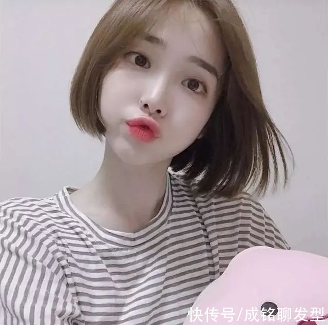 头皮|脸圆脸大的女生避开四类发型，试试万能刘海+外增高，巨显脸小