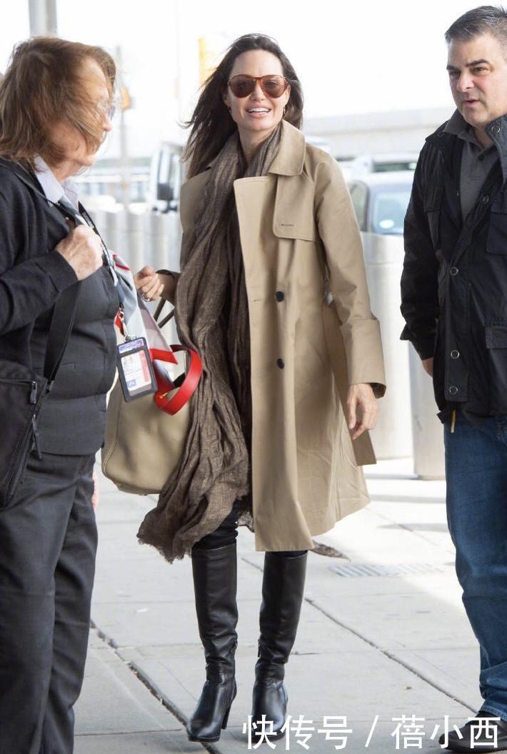 安吉丽娜·朱莉气质太高级，简单穿风衣配围巾出街，就气场开挂