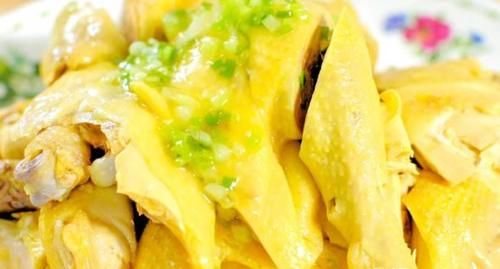 不放一滴水的蔥油雞，又鮮又嫩，比大廚做的還香，孩子搶著吃