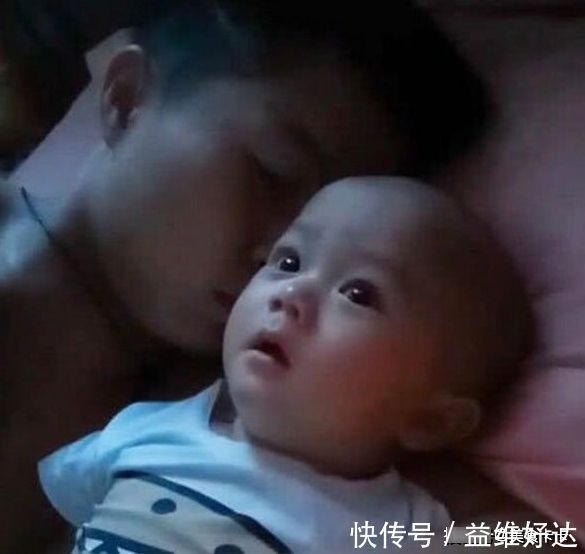 宝宝|妈妈深夜回家,看到爸爸哄宝宝睡觉的场面气喷,网友都一样