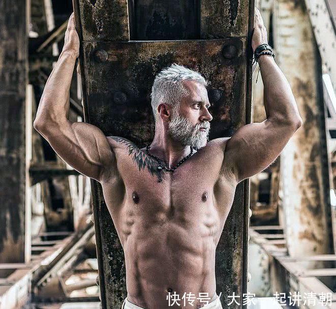 发色|42岁男子喜欢健身, 练就一身肌肉, 因一头白发被误以为60多岁!
