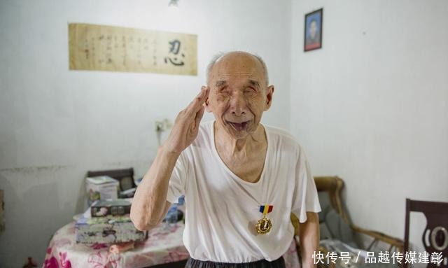 家门口|家门口突然来了6辆坦克，躲藏71年的老人，这才说出了秘密