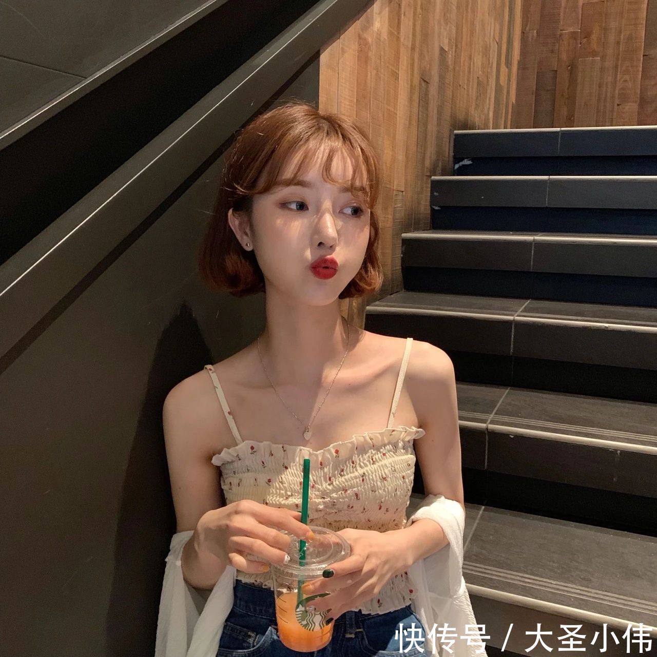 背心|美女街拍:小仙女必备!穿一件背心也能够提升气质!少女气息十足!