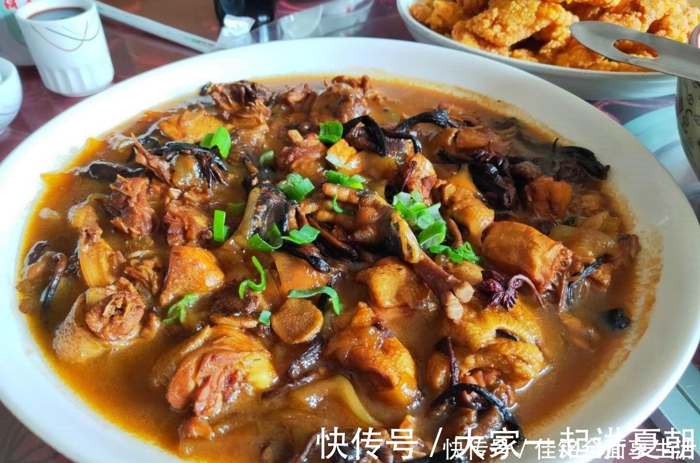 假期|假期,请南方同学吃饭,10个人8道菜,同学北方菜都这么硬吗