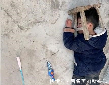 萌娃|江苏3岁萌娃索要奥特曼未果,瘫在小板凳上发呆他眼里没有光了