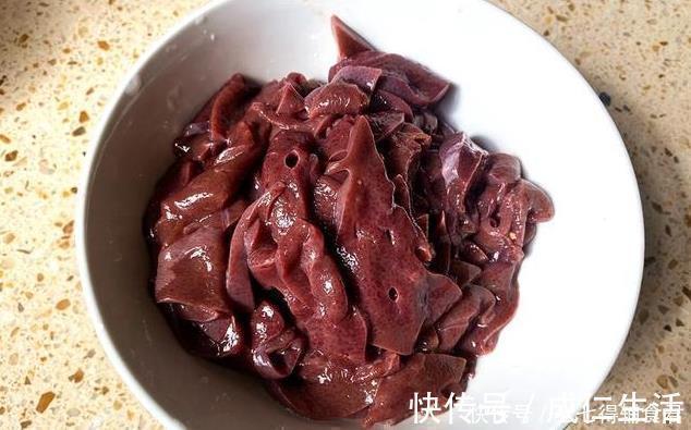 猪肝只用水洗相当于吃毒素,教您一招,猪肝洗得干净,吃着放心
