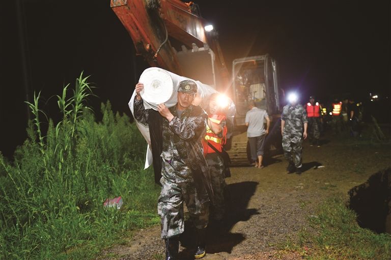 长乐江|长乐江堤突现塌方 连夜紧急抢险保平安