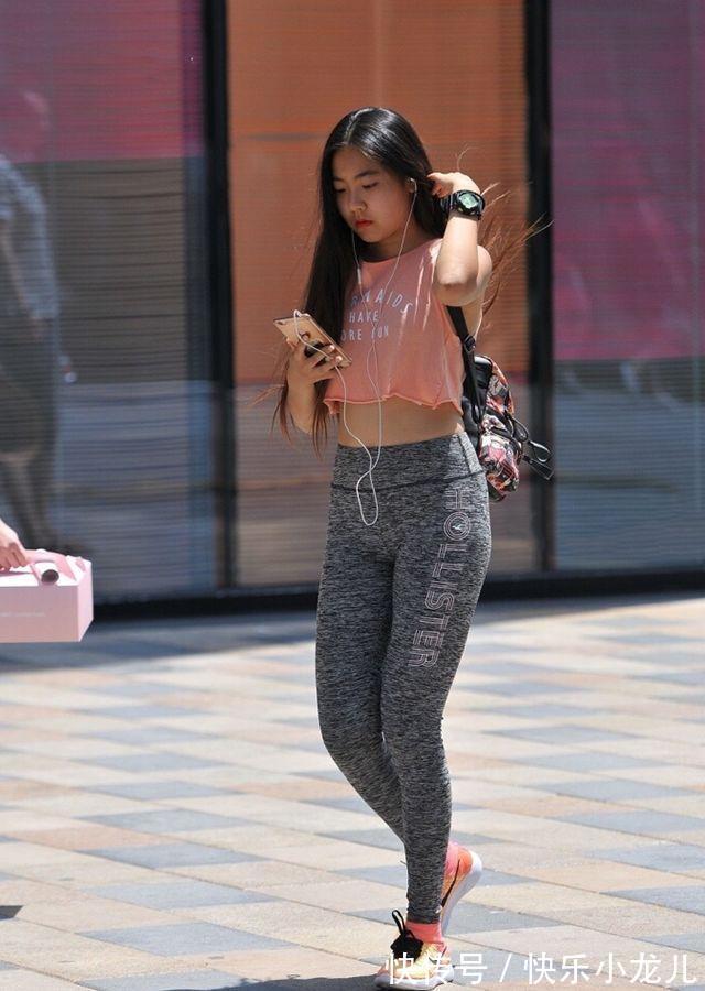 小脚裤 灰色的休闲衫搭配小脚裤,显瘦显气质,干净利落的十分到位