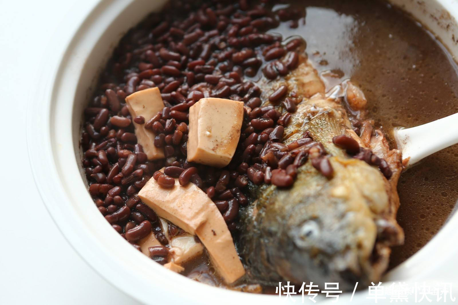 老刘|舌苔发红、油头垢面多半是湿热体质！2个食疗可以改善