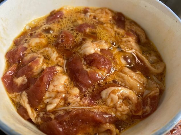 炸酥肉挂糊不能用面粉！教你正确做法，酥脆咸香，放一周也不皮软