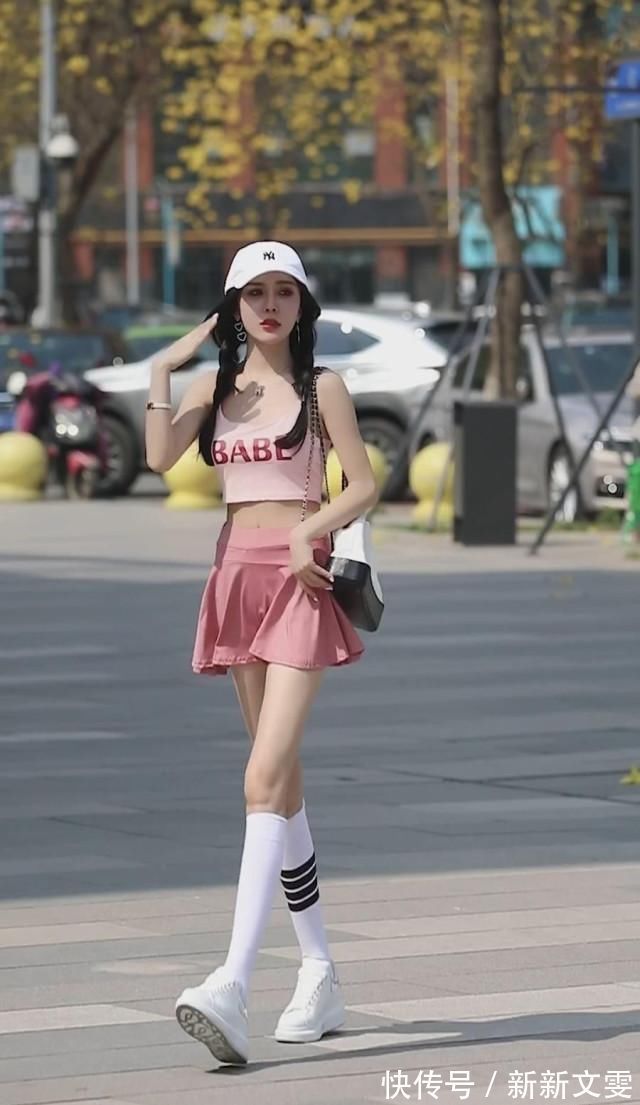 小姐姐|粉色套装吊带背心加小短裤,这个小姐姐的穿搭既甜美又狂野